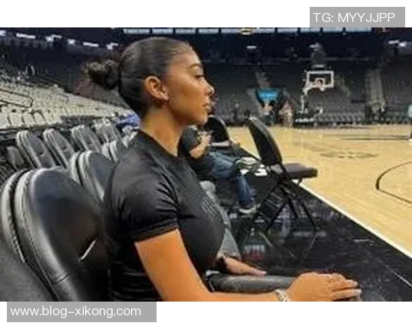 00后英国网红索汉与女友Mya首次共度圣诞甜蜜合照曝光引热议 00后英国网红索汉与女友Mya首次共度圣诞甜蜜合照曝光引热议