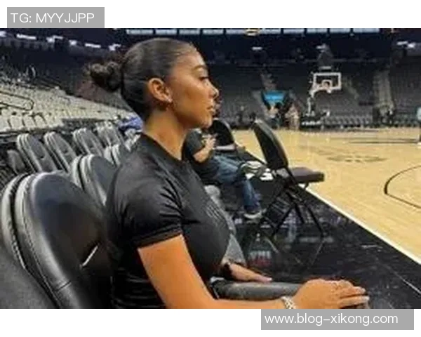 00后英国网红索汉与女友Mya首次共度圣诞甜蜜合照曝光引热议 00后英国网红索汉与女友Mya首次共度圣诞甜蜜合照曝光引热议